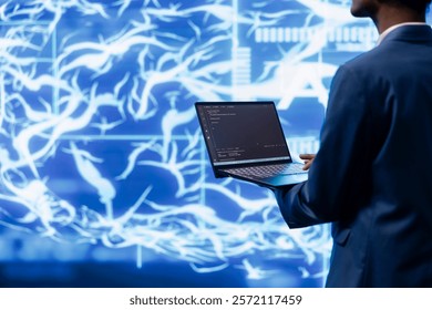 Administrador de sistema trabalhando em laptop, programando computação de inteligência artificial simulando o cérebro humano. Homem no espaço de trabalho usando notebook, construindo algoritmos de aprendizado de máquina de IA