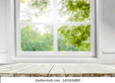 Tischhintergrund aus freiem Raum und Hintergrund von Frühjahrsfenstern. 