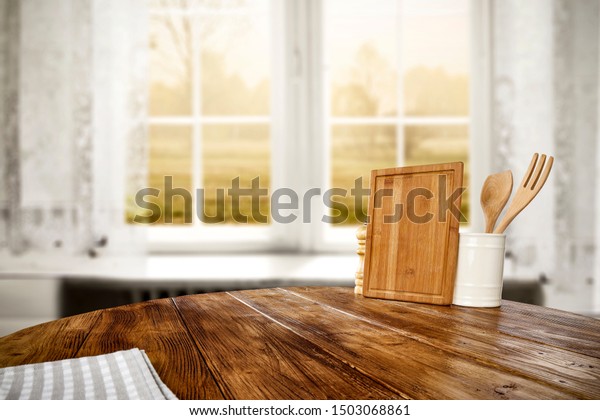 デコレーション用の空きスペースと 秋の風景の窓のぼかした背景にテーブル背景 の写真素材 今すぐ編集