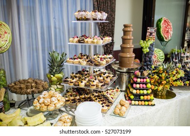table with cookies 