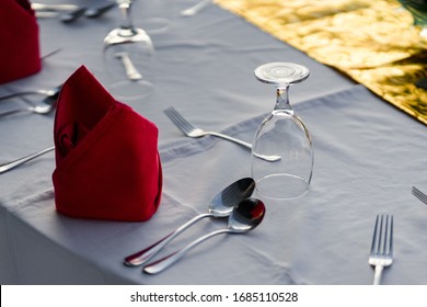 Table Decorations For A Lavish And Festive Dinner.