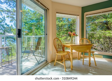Tisch mit Blumen und zwei Stühlen. Innendesign eines luxuriösen Wohnzimmers.