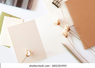 Table with notes and pens and empty cards