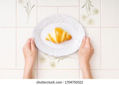 Table roll on a plate