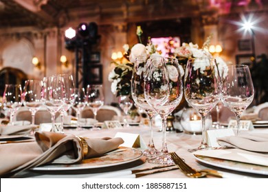 
table setting in the restaurant