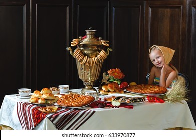 Table for tea. A samovar with pies.