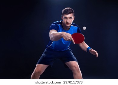 Tapa del ping-pong. Ping pong. Descargue una foto de un jugador de ping pong para un diseño de empaque de raquetas de tenis. Imagen para la plantilla de la caja de tenis.