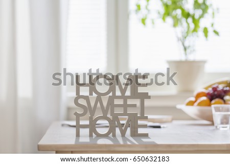 Table top with 3D letters making the words home sweet home Foto stock © 