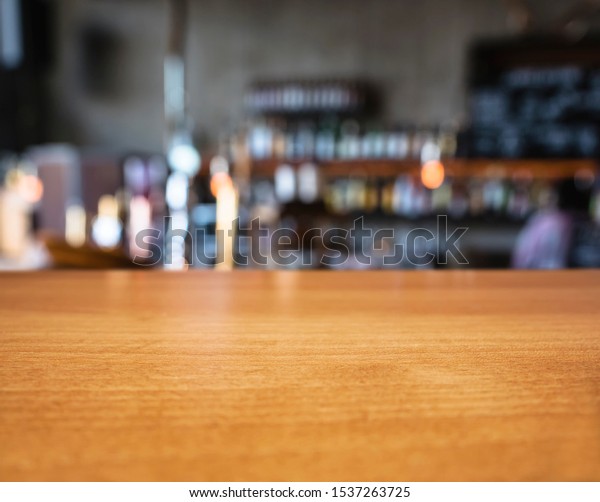 ぼかした背景にテーブルのトップバーカウンター ビール タブ の写真素材 今すぐ編集