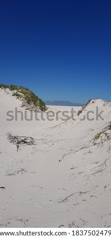 Tablemountain captured between two dunes.
