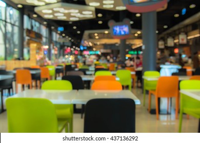 Tische und Stühle auf dem Lebensmittelplatz in einer riesigen Mall