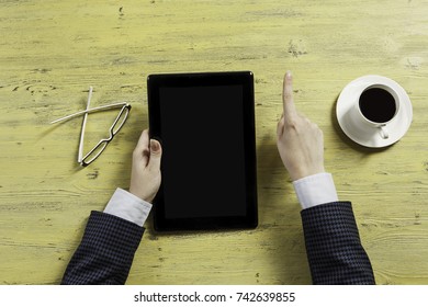 Tablette mit leerem Bildschirm in Händen