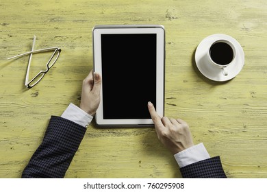 Tablette mit leerem Bildschirm in Händen