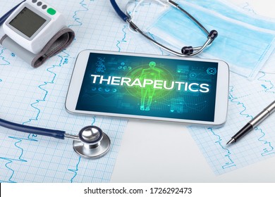 Tablette PC und Doktorgeräte mit THERAPEUTICS-Inschrift, Konzept des Coronavirus