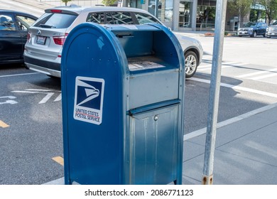 Tacoma, WA USA - Circa August 2021: Street View Of A United States Postal Service Blue Mailbox In Downtown Tacoma.