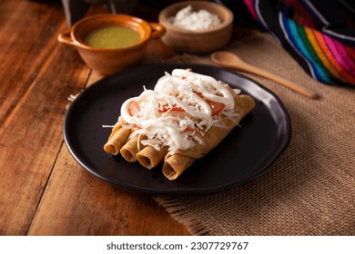 Tacos Dorados. El plato mexicano también conocido como Flautas, consiste de una tortilla de maíz enrollada con algunos rellenos, comúnmente pollo o carne o opciones vegetarianas como papas.