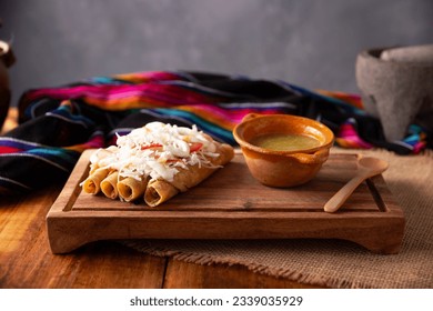 Tacos Dorados. El plato mexicano también conocido como Flautas, consiste de una tortilla de maíz enrollada con algunos rellenos, comúnmente pollo o carne o opciones vegetarianas como papas.