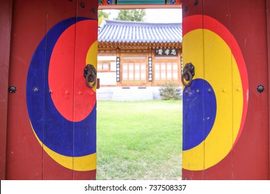 Taegeuk Pattern On The Door