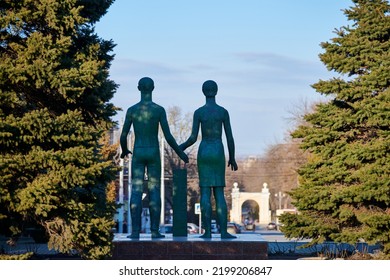 Taganrog, Russia - 02.21.2022 - Monument To Taganrog Shadow Anti Fascism Organization Called Oath Of Youth In Taganrog City, Rostov Oblast, Russia. Memorial Of Two Person Holding Hands, Back View