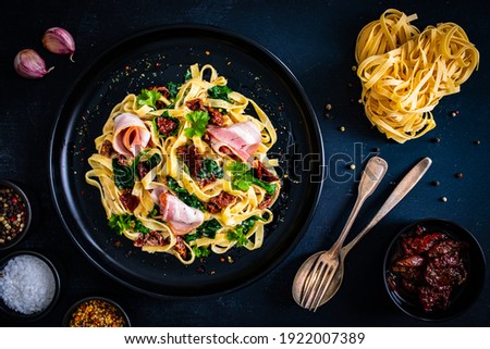 Similar – Foto Bild Italienische Pasta mit Tomaten, Olivenöl und Knoblauch