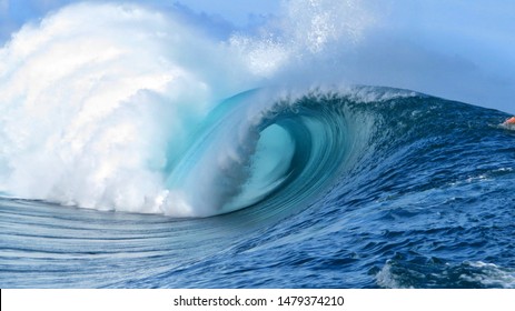 tahiti surfbreak wave during large swell