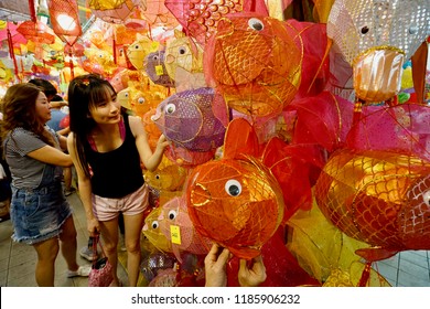 Tai Kiu Market, Yuen Long, Hong Kong - 22 September 2018: People Shopping In A Local Market To Buy Traditional Chinese Lanterns To Celebrate Mid Autumn Festival.