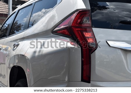 Tail light design of a white sport utility vehicle