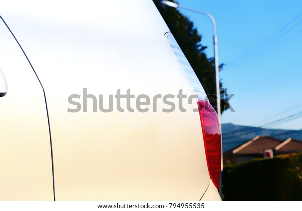 The\
tail lights are the background. With morning\
light
