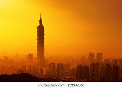 Taipei in sunset: stockfoto