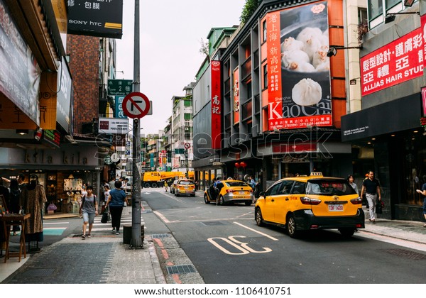Taipei, Taiwan : 2018, May 24 -\
View of street and building on the shopping road at Taipei,\
Taiwan.