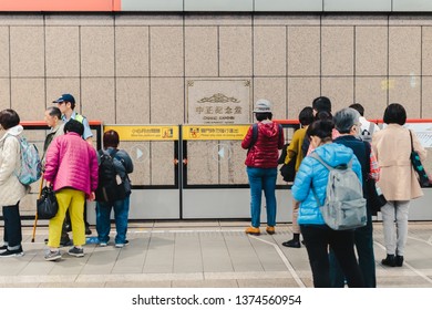 Taipei, Taiwan - April 12, 2019: Crowd Of People Waiting For Metro Train At Chiang Kai Shek Memorial Hall Station During The Rush Hour