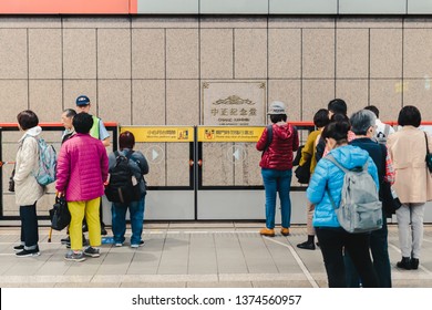 Taipei, Taiwan - April 12, 2019: Crowd Of People Waiting For Metro Train At Chiang Kai Shek Memorial Hall Station During The Rush Hour