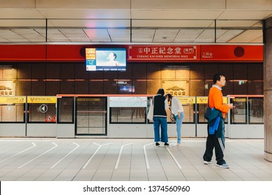 Taipei, Taiwan - April 12, 2019: Crowd Of People Waiting For Metro Train At Chiang Kai Shek Memorial Hall Station During The Rush Hour