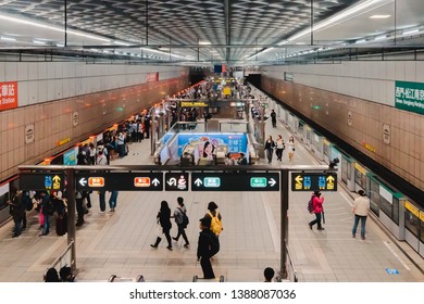 Taipei, Taiwan - April 12, 2019: High Angle View Of Crowd Of Commuter Waiting For Metro Train At Chiang Kai Shek Memorial Hall Station During The Rush Hour