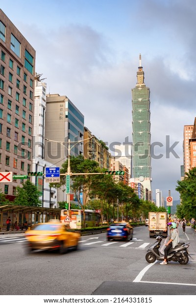 Taipei, Taiwan - April 26, 2019: Scenic view of\
Xinyi Road and Taipei 101 (Taipei World Financial Center) at\
sunset. Day traffic. Awesome cityscape. Taiwan is a popular tourist\
destination of Asia.