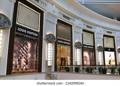 2,992 Louis Vuitton Store Images, Stock Photos & Vectors | Shutterstock