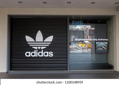 neto način sekreta  Adidas Originals Store Images, Stock Photos & Vectors | Shutterstock