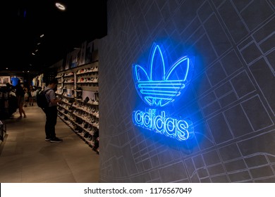 neto način sekreta  Adidas Originals Store Images, Stock Photos & Vectors | Shutterstock