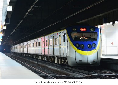 Taipei, Taiwan - 3／21／2022: The Taiwan Railway EMU800 Commuter Train Travels At An Underground Station.