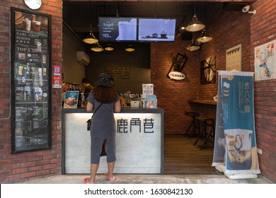 Taipei, Taiwan - SEP 14, 2019: Tourist Woman Order Taiwanese Bubble Milk Tea In 