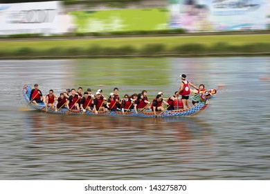 TAIPEI, TAIWAN-JUNE 9,2013:dragonboat Teams Racing During The 2013 Taipei Dragon Boat Festival On JUNE 9,2013 In Taipei,Taiwan