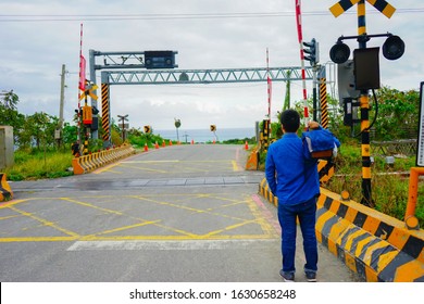 Taitung, Taiwan - Jan. 23, 2020: Taimali Railroad Crossing. A Boy Faces The Railroad Crossing In The Picture, Which Is Similar To Japanese Cartoon Animation Slam Dunk.