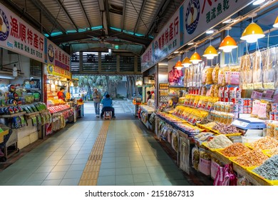 Taiwan 04 April 2022: Seafood Restaurant Souvenir Store In Yehliu