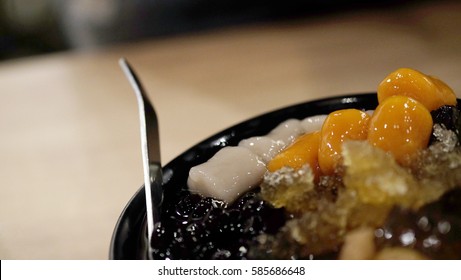 Taiwanese dessert in black bowl And the mixed colorful ingredients of grass jelly