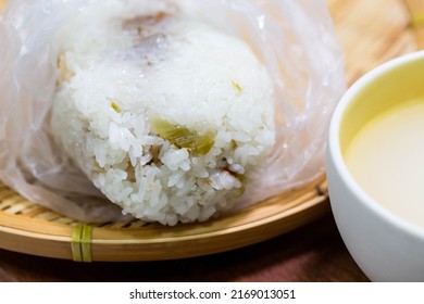 Taiwanese rice balls are made from glutinous rice and usually come with fried bread stick, pickled radish, pickled mustard greens and braised eggs.