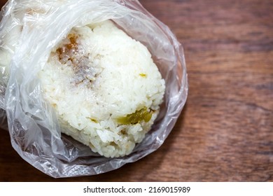Taiwanese rice balls(fàn tuán) are made from glutinous rice and are usually served with fried bread sticks, meat floss, sauerkraut and braised eggs. Traditional Taiwanese breakfast