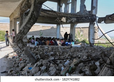 Taiz  Yemen - 07 Oct 2020 : Yemeni Children Study Inside A School Destroyed By The War In Taiz City , Yemen