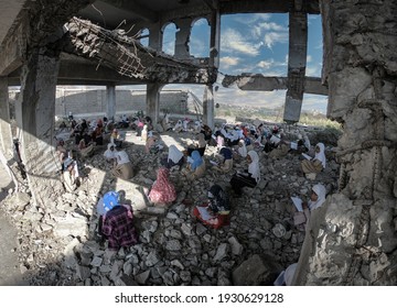 Taiz  Yemen - 27 Dec 2018 :Yemeni Children Study Inside A School Destroyed By The War In Taiz City , Yemen