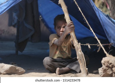 Taizb_ Yemen _ 09 Feb 2017: A boy lives outdoors with his family  in a camp for displaced people because of war in Yemen .