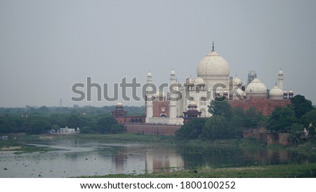 Taj mahal build by the king shajahan                       